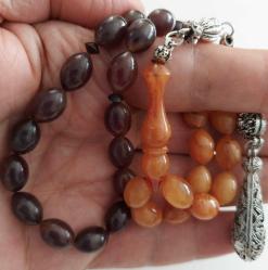 MALZEMESİ OSMANLI YAPIMI ESKİ DÖNEM ŞEKERLİKTEN YAPILMA SIKMA KEHRİBAR KOYU YEŞİL SARI ALACALI HARİKA TESPİH H2RRR1 ORTA DÖNEM GÜMÜŞ PÜSKÜLLÜ