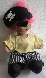 Antika - GÖVDESİ BEZ BAŞI PLASTİK KIRMIZI SAÇLI OYUNCAK TEK GÖZLÜ KORSAN TROLL BEBEK SAÇ DAHİL 28 CM - kitantik - kitaLog