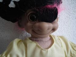 GÖVDESİ BEZ BAŞI PLASTİK KIRMIZI SAÇLI OYUNCAK TEK GÖZLÜ KORSAN TROLL BEBEK SAÇ DAHİL 28 CM