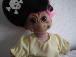 GÖVDESİ BEZ BAŞI PLASTİK KIRMIZI SAÇLI OYUNCAK TEK GÖZLÜ KORSAN TROLL BEBEK SAÇ DAHİL 28 CM