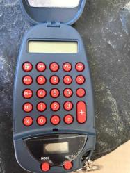 VİNTAGE PİLLİ HESAP MAKİNESİ ANAHTARLIK DENENMEDİ PİL TAKILMADI SIFIR ÜRÜN KUTUSUNDA