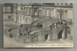 FONTAINEBLEAU - LE PALAIS LEE FER A CHEVAL MERDİVENDE ŞEMSİYELİ HANIMLAR...