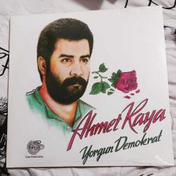 Ahmet Kaya yorgun demokrat  lp plak ambalajında