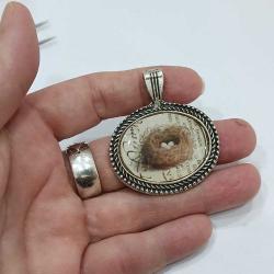 Vintage  Gümüş Ton Ephemera Yuvada  ki Yumurtalar Kolye Ucu  El yapımı  0091