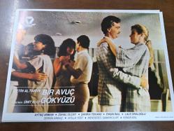 Bir Avuç Gökyüzü Filmi  - Lobi Kart Seti  - Lobby Cards Set  - Aytaç Arman- Zuhal Olcay- Şahika Tekand- Engin İnal- Lale Oraloğlu- Zerrin Arbaş- Atilla Yiğit- Menderes Samancılar- Kenan Bal- Çetin Altan- Ümit Elçi- 12'li Set