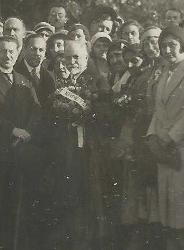 ÖĞRETMENE SAYGI TEMALI ESKİ BİR FOTOĞRAF...