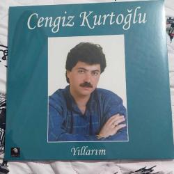 Cengiz kurtoğlu yıllarım lp plak ambalajında