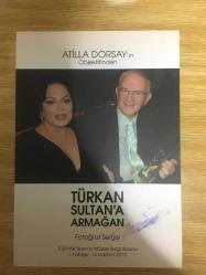 Türkan Şoray Orijinal Renkli Fotoğrafı Yeşilçam, Film Sinema Tarihi Atilla Dorsay’ın Objektifinden Türkan Sultana Armağan Fotoğrafl Sergisi Türvak Sinema Müzesi Sergi Salonu 11 Mayıs - 14 Haziran 2013 16x23 cm