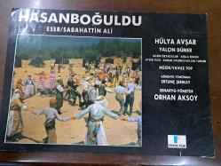 Hasan Boğuldu  Filmi - Lobi Kartı - No: 1 - Lobby Cards - Hülya Avşar- Yalçın Dümer- Güzin Özyağcılar- Atilla Ergün- Aydın Tezel- Gülsen Tuncer- Yavuz Top- Ertunç Şenkay- Orhan Aksoy - Eser Sabahattin Ali