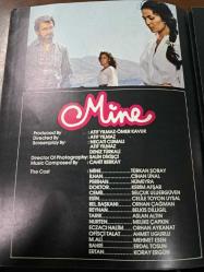 Mine  Filmi - Broşürü - No: 1 - Brochure  - Atıf Yılmaz- Ömer Kavur- Necati Cumalı- Deniz Türkali- Salih Dikişçi- Cahit Berkay- Türkan Şoray- Cihan Ünal- Hümeyra- Kerim Afşar- Selçuk Uluergüven- Celile Toyon Uysal- Orhan Çağman-  Belkıs Dilligil- Aslan Altın- Melike Çapkın- Orhan Aykanat- Ahmet Ugurlu- Mehmet Esen- Erdal Tosun- Koray Ergün- İngilizce- Arapça- Türkçe