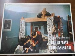 Uçurtmayı Vurmasınlar Filmi - Lobi Kart Seti - Lobby Cards Set - Nur Sürer- Ozan Bilen - Füsun Demirel- Güzin Özipek- Rozet Hubes- Güzin Özyağcılar- Meral Çetinkaya - Ayla Aslancan- Emel Çeviren- Tanju Tuncer- Ayben Erman - Yasemin Alkaya- Sabiş Kara - Özlem Savaş- Sevim Metin- Gülizar Tunç- Selma Tercan- Özlem Üstüner- Sevgi Sakarya- Barış Çelikoğlu- Gönül Demirkol- Hale Akınlı- Feride Çiçekoğlu- Erdal Kahraman- Jale Başaran- Özkan Turgay- Magnum Film- 2'li Set