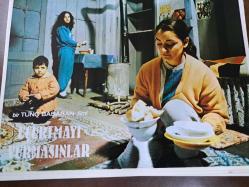 Uçurtmayı Vurmasınlar Filmi - Lobi Kart Seti - Lobby Cards Set - Nur Sürer- Ozan Bilen - Füsun Demirel- Güzin Özipek- Rozet Hubes- Güzin Özyağcılar- Meral Çetinkaya - Ayla Aslancan- Emel Çeviren- Tanju Tuncer- Ayben Erman - Yasemin Alkaya- Sabiş Kara - Özlem Savaş- Sevim Metin- Gülizar Tunç- Selma Tercan- Özlem Üstüner- Sevgi Sakarya- Barış Çelikoğlu- Gönül Demirkol- Hale Akınlı- Feride Çiçekoğlu- Erdal Kahraman- Jale Başaran- Özkan Turgay- Magnum Film- 4'lü Set