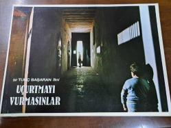 Uçurtmayı Vurmasınlar Filmi - Lobi Kart Seti - Lobby Cards Set - Nur Sürer- Ozan Bilen - Füsun Demirel- Güzin Özipek- Rozet Hubes- Güzin Özyağcılar- Meral Çetinkaya - Ayla Aslancan- Emel Çeviren- Tanju Tuncer- Ayben Erman - Yasemin Alkaya- Sabiş Kara - Özlem Savaş- Sevim Metin- Gülizar Tunç- Selma Tercan- Özlem Üstüner- Sevgi Sakarya- Barış Çelikoğlu- Gönül Demirkol- Hale Akınlı- Feride Çiçekoğlu- Erdal Kahraman- Jale Başaran- Özkan Turgay- Magnum Film- 8'li Set