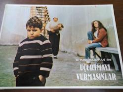 Uçurtmayı Vurmasınlar Filmi - Lobi Kart Seti - Lobby Cards Set - Nur Sürer- Ozan Bilen - Füsun Demirel- Güzin Özipek- Rozet Hubes- Güzin Özyağcılar- Meral Çetinkaya - Ayla Aslancan- Emel Çeviren- Tanju Tuncer- Ayben Erman - Yasemin Alkaya- Sabiş Kara - Özlem Savaş- Sevim Metin- Gülizar Tunç- Selma Tercan- Özlem Üstüner- Sevgi Sakarya- Barış Çelikoğlu- Gönül Demirkol- Hale Akınlı- Feride Çiçekoğlu- Erdal Kahraman- Jale Başaran- Özkan Turgay- Magnum Film- 8'li Set