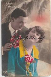 Fantezi Kart: Romantik Aşıklar / İnci Kolyeli Sarı Yakalı Elbiseli Kadın ve Çiçek Tutan Erkek