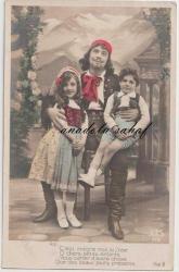 Efemera - Fantezi Kart: Bandalalı Erkek ve Kız Çocuğuna Kucakta Oturan Erkek Çocuğu Eşlik Ediyor / Arkada Dağlar - kitantik - kitaLog