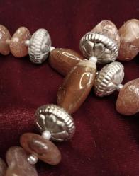 KOLYE,DOĞAL TAŞ GÜMÜŞ SÜSLEMELİ AKİK KOLYE.İŞLENMEMİŞ(sadece parlatılmış)AYNI BOYUTTA DOĞAL TAŞLARDAN İMAL,TAM ŞİFALIK,NEFİS BİR DİZAYN 401