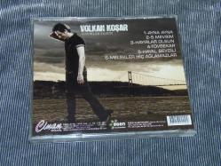 VOLKAN KOŞAR-HAYIRLAR OLSUN- MÜZİK CD Sİ.SIFIR AYARINDA DÖNEM BASKISI MÜZİK CD SİDİR.