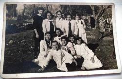 SİYAH BEYAZ FOTOĞRAFLAR ANNEM GAZİ EĞİTİM ENS. DE 1949 VE 1950 YILLARI 3 ADET