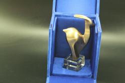 ARK WORK  ATOLYE TASARIM  EL YAPIMI PRİNÇ DAĞ KEÇİSİ VE KRİSTAL ÜSTÜNDE  KADİFE KUTUSUNDA (YENİ KOLİ 1