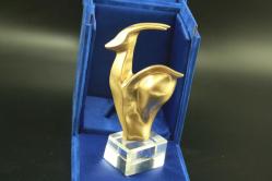 ARK WORK  ATOLYE TASARIM  EL YAPIMI PRİNÇ DAĞ KEÇİSİ VE KRİSTAL ÜSTÜNDE  KADİFE KUTUSUNDA (YENİ KOLİ 1