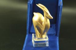 ARK WORK  ATOLYE TASARIM  EL YAPIMI PRİNÇ DAĞ KEÇİSİ VE KRİSTAL ÜSTÜNDE  KADİFE KUTUSUNDA (YENİ KOLİ 1