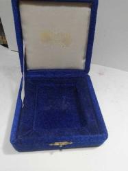 K119------KADİFE KAPLI ESKİ KUTU