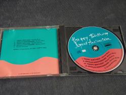 JOYEUX ANNIVERSAIRE-HAPPY BIRTDAY - VERSIONS ROCK / TECHNO / KARAOKE- DÖNEM BASKISI ÇOK TEMİZ MÜZİK CD SİDİR.