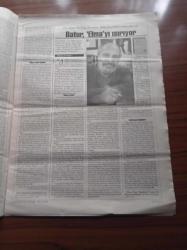 Cumhuriyet Kitap Gazetesi - 15 Kasım 2001 - Sayı 613 - Okurunu Uçurmaya Çalışan Bir Yazar Tülay Ferah Fotoğrafı - Fethi Naci Eleştiri Günlüğü'nde - Ahsen Erdoğan Enis Batur'la Elma Üzerine Konuştu - Harry Potter - Antonio Gramsci- Mayo Mu Osmanlı Mı - Ferhan Şensoy - Selim İleri - Bu Yaz Ayrılığın İlk Yazı Olacak