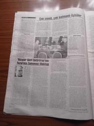 Cumhuriyet Kitap Gazetesi - 23 Ocak 2003 - Sayı 675 - Yaz Evi'nden Rüzgar Geri Getirirse'ye Bir Öykücü Mehmet Zaman Saçlıoğlu Fotoğrafı - Sennur Sezer Troya Sergisini Ve Kataloğunu Değerlendirdi - Aysu Erden Zeynep Aliye'nin Öykülerini Değerlendirdi- Nilüfer Kuruyazıcı Üstün Kırdar'ın Ödüllü Romanı Fi'yi İrdeledi - Müge İplikçi