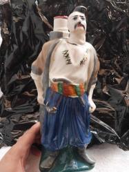 VOTKA ŞİŞESİ,   UKRAYNA ÜRETİMİ  KAZAK TÜRK  SAVAŞÇI GÖRSELLİ  PORSELEN İÇKİ ŞİŞESİ. İÇİ BOŞ FAKAT KIRMIZI MÜHÜR MUMU İLE MÜHÜRLENMİŞ  27 CM. NADİR KOLEKSİYONLUK..