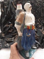 VOTKA ŞİŞESİ,   UKRAYNA ÜRETİMİ  KAZAK TÜRK  SAVAŞÇI GÖRSELLİ  PORSELEN İÇKİ ŞİŞESİ. İÇİ BOŞ FAKAT KIRMIZI MÜHÜR MUMU İLE MÜHÜRLENMİŞ  27 CM. NADİR KOLEKSİYONLUK..