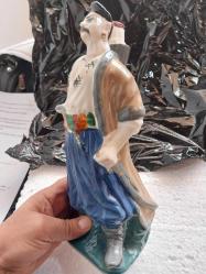 VOTKA ŞİŞESİ,   UKRAYNA ÜRETİMİ  KAZAK TÜRK  SAVAŞÇI GÖRSELLİ  PORSELEN İÇKİ ŞİŞESİ. İÇİ BOŞ FAKAT KIRMIZI MÜHÜR MUMU İLE MÜHÜRLENMİŞ  27 CM. NADİR KOLEKSİYONLUK..