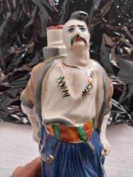 VOTKA ŞİŞESİ,   UKRAYNA ÜRETİMİ  KAZAK TÜRK  SAVAŞÇI GÖRSELLİ  PORSELEN İÇKİ ŞİŞESİ. İÇİ BOŞ FAKAT KIRMIZI MÜHÜR MUMU İLE MÜHÜRLENMİŞ  27 CM. NADİR KOLEKSİYONLUK..