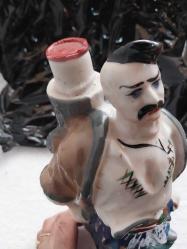 VOTKA ŞİŞESİ,   UKRAYNA ÜRETİMİ  KAZAK TÜRK  SAVAŞÇI GÖRSELLİ  PORSELEN İÇKİ ŞİŞESİ. İÇİ BOŞ FAKAT KIRMIZI MÜHÜR MUMU İLE MÜHÜRLENMİŞ  27 CM. NADİR KOLEKSİYONLUK..