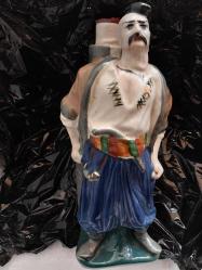 VOTKA ŞİŞESİ,   UKRAYNA ÜRETİMİ  KAZAK TÜRK  SAVAŞÇI GÖRSELLİ  PORSELEN İÇKİ ŞİŞESİ. İÇİ BOŞ FAKAT KIRMIZI MÜHÜR MUMU İLE MÜHÜRLENMİŞ  27 CM. NADİR KOLEKSİYONLUK..