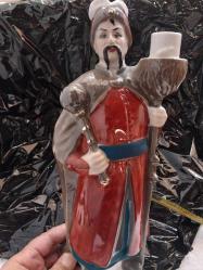 VOTKA ŞİŞESİ,   UKRAYNA ÜRETİMİ  KAZAK TÜRK  SAVAŞÇI GÖRSELLİ  PORSELEN İÇKİ ŞİŞESİ. İÇİ BOŞ. 27 CM. NADİR KOLEKSİYONLUK..