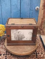 Antika - Arka tarafında resim çerçevesi olan eski ufak ahşap sandık - kitantik - kitaLog