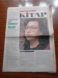 Cumhuriyet Kitap Gazetesi - 11 Ocak 1996 - Sayı 308 - Tez Büyümüş Bir Yazar Sennur Sezer Fotoğrafı - Nedret T. Öztokat Balkan Naci İslimyeli'nin Albümünü Tanıttı - Leyla Keskiner Blackwell'in Siyasal Düşünce Ansiklopedisi - Ahmet Ümit Faşizmin Yenilişinin 50. Yılında Tiksinti Çağı'nı Değerlendirdi