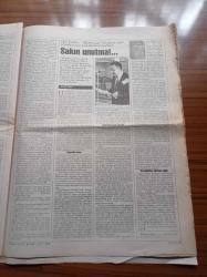 Cumhuriyet Kitap Gazetesi - 11 Ocak 1996 - Sayı 308 - Tez Büyümüş Bir Yazar Sennur Sezer Fotoğrafı - Nedret T. Öztokat Balkan Naci İslimyeli'nin Albümünü Tanıttı - Leyla Keskiner Blackwell'in Siyasal Düşünce Ansiklopedisi - Ahmet Ümit Faşizmin Yenilişinin 50. Yılında Tiksinti Çağı'nı Değerlendirdi