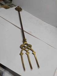 P83---AY YILDIZ VE YELKENLİ GEMİ DEKORLU ANTİKA PİRİNÇ ET KIZARTMA ÇATALI