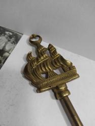 P83---AY YILDIZ VE YELKENLİ GEMİ DEKORLU ANTİKA PİRİNÇ ET KIZARTMA ÇATALI