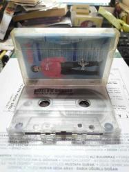 MÜSLÜM GÜRSES - TOPRAKTAN BEDENE - İSYANIM VAR - KASET [kartonette şarkı kısmındaki yırtık bantlanmış, kaset yorgun]