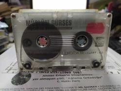 MÜSLÜM GÜRSES - TOPRAKTAN BEDENE - İSYANIM VAR - KASET [kartonette şarkı kısmındaki yırtık bantlanmış, kaset yorgun]