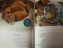 Mutfak Magazin Dergisi - Ağustos 2017 - Asya Steplerinden Sultan Sofralarına Selçuklu Mutfağı - Isparta'da Gül Zamanı - Ferahlatan İçecekler - 101 Anadolu Lezzeti - Profesöründen Mangal Sırları - Sofraların bereket Ayı - Zıtlıklar Kanunu - Türkmen kültürü - Mutfağın Piri Ateşbaz-ı Veli - Ayın Şefi Zeki Açıkgöz - Yemek Tarifleri - Evliya Çelebi'nin Dilinden - 101 Ramazan yemeği - Sevmede Mevlana Gibi Ol - Bağcının yıllık bağ bakımı döngüsü - Kırmızı şehir Bologna ve sosunun hikâyesi -