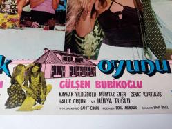 GÜLŞEN BUBİKOĞLU & TARIK AKAN / EVCİLİK OYUNU FİLMİNİN BİR LOBBY KARTI...