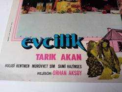 GÜLŞEN BUBİKOĞLU & TARIK AKAN / EVCİLİK OYUNU FİLMİNİN BİR LOBBY KARTI...