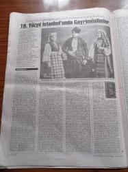 Cumhuriyet Kitap Gazetesi - 10 Ağustos 2000 - Sayı 547 - Çürük Hırçın Ve Gerçeküstücü Ruj Lekesi - Greil Marcus Fotoğrafı - Hürriyet Yaşar Özdemir İnce'nin Yazılarını Biraraya Getiren Yaşasın Cumhuriyet'i Değerlendirdi - Metin Cengiz Celal Soycan'ın Şiirlerini Değerlendirdi - Foti Benlisoy 19. Yüzyıl İstanbul'unda Gayrimüslimler Değerlendirildi - Sabahattin Ali