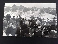 ŞEHİR KARTPOSTALI, İSVİÇRE DAVOS DAĞ MANZARASI VE İNSANLAR, ARKASI YAZILMAMIŞ, SİYAH BEYAZ 14 X 10 CM EBADINDA - 1960'LAR, 1970'LER, 1980'LER