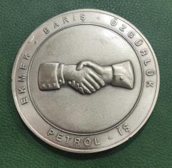 1950 PETROL-İŞ TÜRKİYE PETROL KİMYA VE LASTİK İŞÇİLERİ SENDİKASI NADİR MADALYA  ÇAP: 8 CM